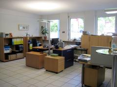 Arbeitsplätze in Grossraumbüro an Autobahnausfahrt