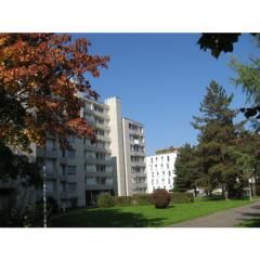 Schöne 4 1/2-Zimmerwohnung im 5. Stock zu vermieten (Der monatliche Mietzins beträgt inkl. Heiz-
und Nebenkosten sowie einem Garagenplatz Fr. 2'995.00)